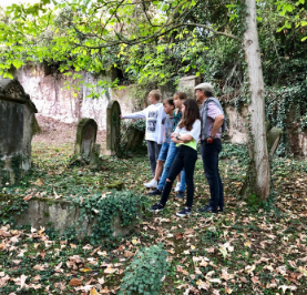 Matthäus-Konfis besuchen den Jüdischen Friedhof